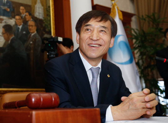이주열 한국은행 총재가 11일 오전 서울 중구 한국은행에서 8월 기준금리를 결정할 금융통화위원회의에 참석해 환한 표정을 짓고 있다.